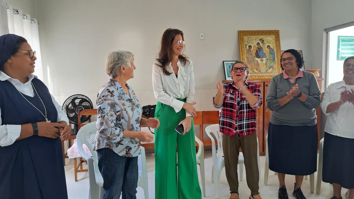 No dia 16 de Junho, o Núcleo de Juazeiro (BA) se reuniu na casa das irmãs Luizinhas para refletir sobre o Autocuidado, com a mediação da Psicanalista Dra. Eliana Sicsú.Durante o encontro, os participantes foram convidados a olhar para si: o físico, o mental, emocional e espiritual, como parte integral desse autocuidado, já que o mesmo é uma expressão de amor.O encontro finalizou com um almoço fraterno na presença de Dom Valdemir Vicente.